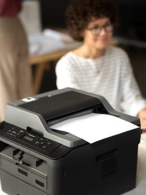 side-view-blurry-woman-work